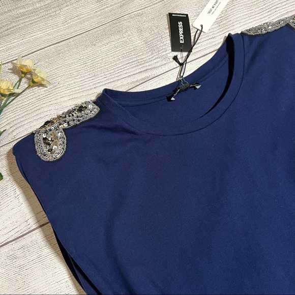 EXPRESS Embellished Padded Shoulder Crew Neck Tee - Picture 5 of 16